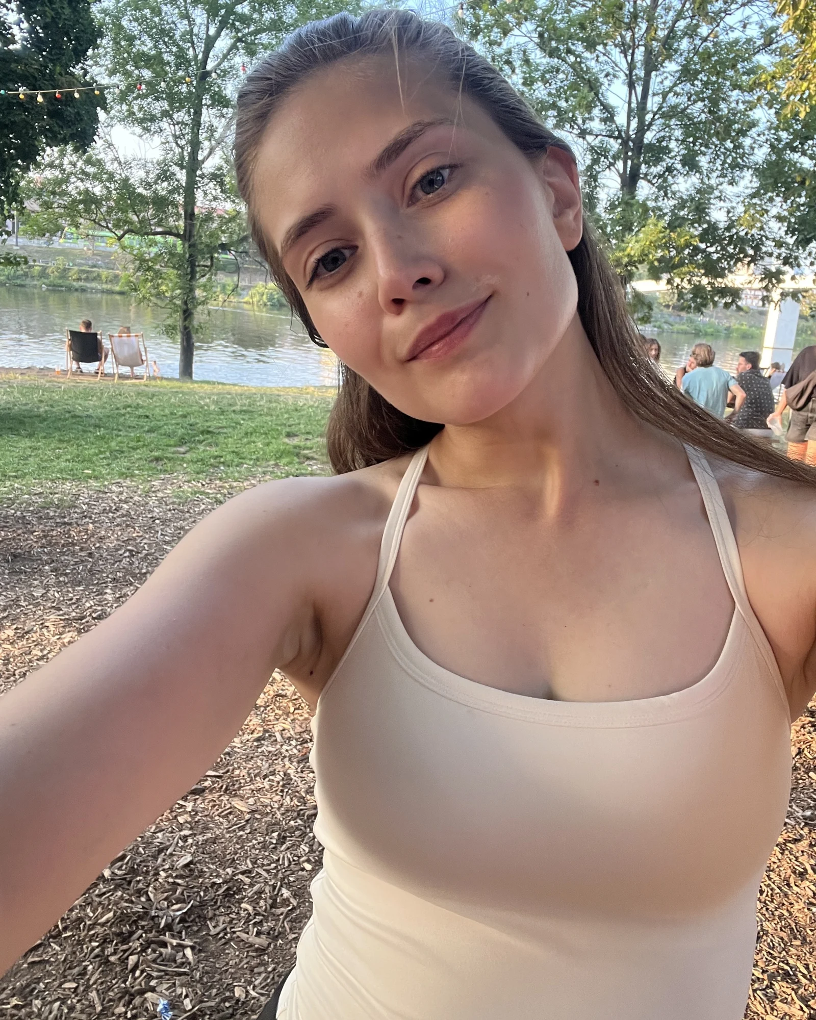 Marina venku u řeky